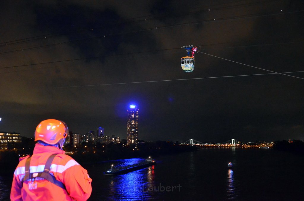 Einsatz BF Hoehenretter Koelner Seilbahn Hoehe Zoobruecke P2347.JPG